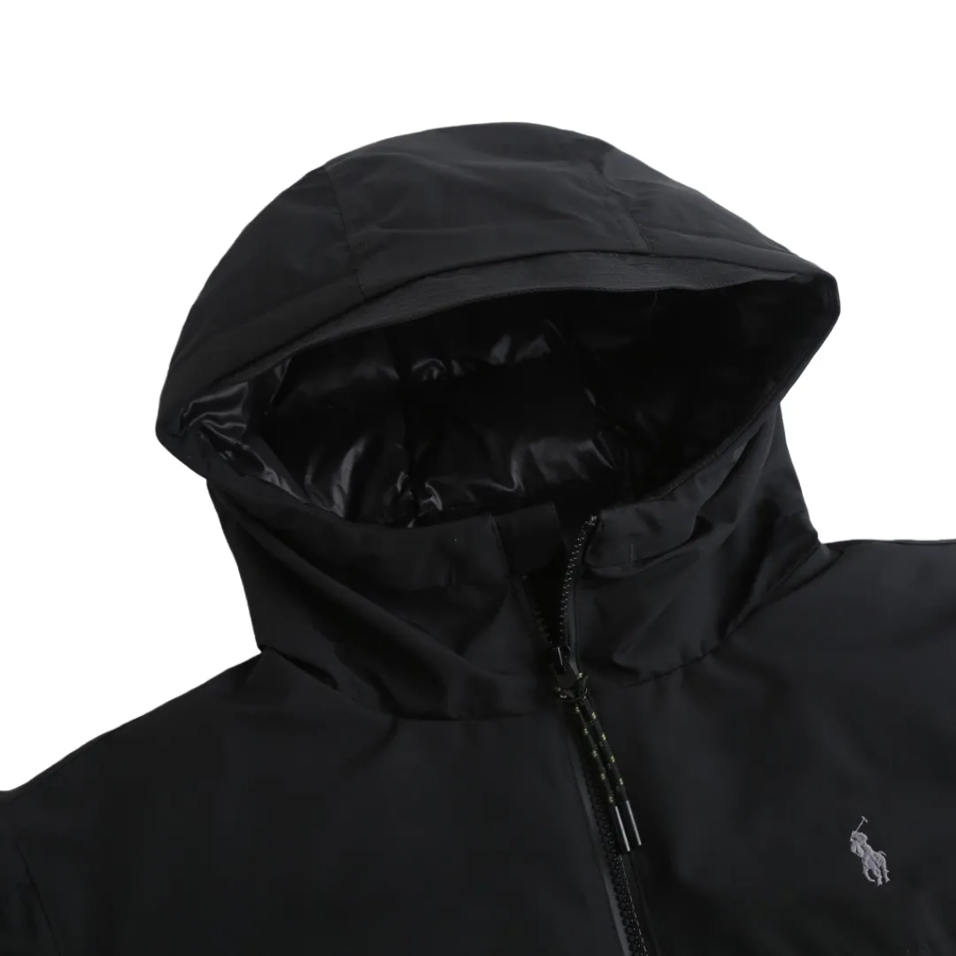 P980 Ralph Lauren Pony Embroidered Hooded Down Jacket (Black) The inner filling is made of high-quality 90 white duck down with a weight of 220g, ensuring excellent thermal insulation performance. After strict screening and processing, the velvet is not easy to get drilled, ensuring durability. The fabric is made of high-density nylon taffeta with a density of about 210T-300T, with a smooth and slightly matte surface, excellent windproof and waterproof properties (with DWR water-repellent treatment), strong wrinkle resistance and easy care, in line with the American casual positioning of "durable and practical". The lining fabric is made of 100% polyamide. The high-density and tight weaving process prevents fine lint from emerging from the gaps in the fabric. The smooth surface improves the putting on and taking off experience, and the excellent wear and tear resistance ensures damage caused by frequent use, while the light and soft texture does not affect the overall weight. The classic jacket has a slightly loose fit, slightly dropped shoulder line (shoulder width is 1-2cm wider than the standard fit), is hip-length, and has slightly tapered straight sleeves, taking into account both freedom of movement and casual style. The adjustable Velcro on the cuffs allows you to freely adjust the tightness according to the thickness of your wrist and personal preferences, effectively preventing cold wind from intruding, and improving the warmth performance. In terms of storage, the two front zipper pockets are convenient for you to place frequently used items, and the zipper design ensures that items are not easily lost. A built-in pocket on the left side of the chest provides a safe storage space for some small private items. The drawstring design at the hem allows you to adjust the shape of the jacket according to your body shape and dressing needs. Whether it is loose and casual or slim and neat, you can easily control it. Polo horse logo on the left chest: flat satin stitch embroidery (satin embroidery), the embroidery thread is 100% polyester high color fastness embroidery thread (the color number is consistent with the brand's standard red color card), the stitch density is 12-15 stitches/cm, the outline of the horse logo is clear, and the details of the rider and horse are burr-free. Size:S-M-L-XL